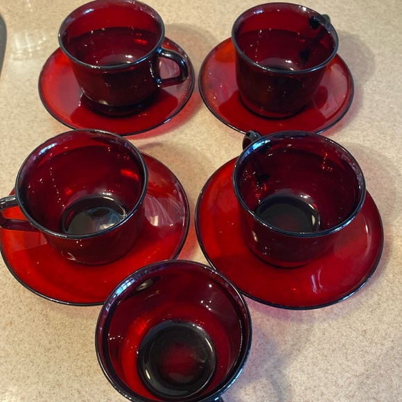 Vintage ARCOROC made in France. Set of 4 c/s + 1 cup. Ruby Red. Excellent condit - Picture 1 of 3